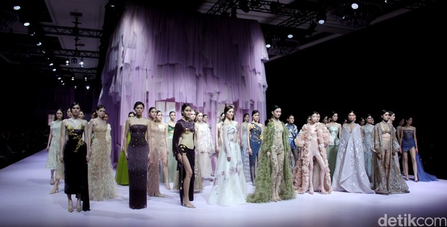 Peragaan The Seed di Hotel Mulia. Jakarta. Selasa [18/7/2023] menjadi kilas balik karier desainer Hian Tjen. Gaun tulle mendominasi koleksi yang terdiri dari puluhan set busana couture itu.Foto: Mohammad Abduh/detikcom.
