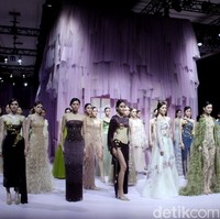 Peragaan The Seed di Hotel Mulia. Jakarta. Selasa [18/7/2023] menjadi kilas balik karier desainer Hian Tjen. Gaun tulle mendominasi koleksi yang terdiri dari puluhan set busana couture itu.Foto: Mohammad Abduh/detikcom.