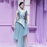 Peragaan The Seed di Hotel Mulia. Jakarta. Selasa [18/7/2023] menjadi kilas balik karier desainer Hian Tjen. Gaun tulle mendominasi koleksi yang terdiri dari puluhan set busana couture itu.Foto: Mohammad Abduh/detikcom.  