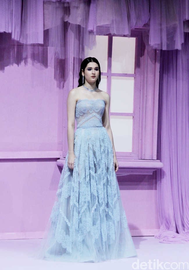Peragaan The Seed di Hotel Mulia. Jakarta. Selasa [18/7/2023] menjadi kilas balik karier desainer Hian Tjen. Gaun tulle mendominasi koleksi yang terdiri dari puluhan set busana couture itu.Foto: Mohammad Abduh/detikcom.