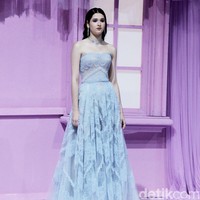 Peragaan The Seed di Hotel Mulia. Jakarta. Selasa [18/7/2023] menjadi kilas balik karier desainer Hian Tjen. Gaun tulle mendominasi koleksi yang terdiri dari puluhan set busana couture itu.Foto: Mohammad Abduh/detikcom.