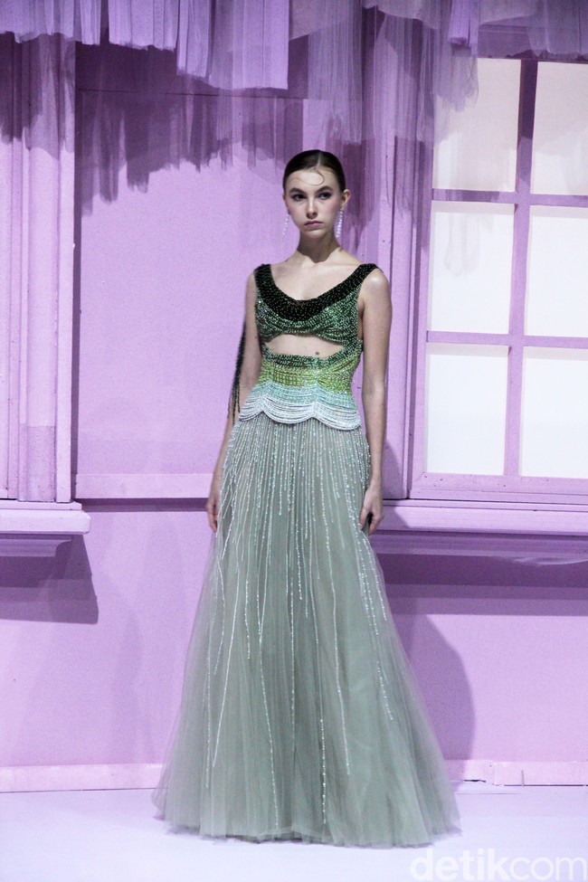 Peragaan The Seed di Hotel Mulia. Jakarta. Selasa [18/7/2023] menjadi kilas balik karier desainer Hian Tjen. Gaun tulle mendominasi koleksi yang terdiri dari puluhan set busana couture itu.Foto: Mohammad Abduh/detikcom.