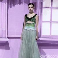 Peragaan The Seed di Hotel Mulia. Jakarta. Selasa [18/7/2023] menjadi kilas balik karier desainer Hian Tjen. Gaun tulle mendominasi koleksi yang terdiri dari puluhan set busana couture itu.Foto: Mohammad Abduh/detikcom.