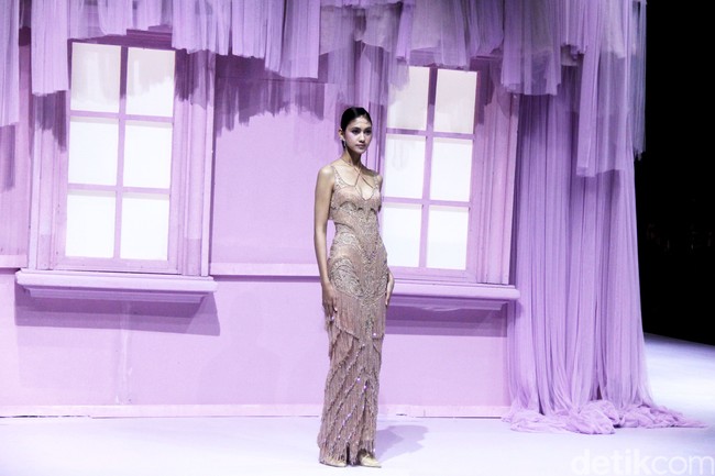 Peragaan The Seed di Hotel Mulia. Jakarta. Selasa [18/7/2023] menjadi kilas balik karier desainer Hian Tjen. Gaun tulle mendominasi koleksi yang terdiri dari puluhan set busana couture itu.Foto: Mohammad Abduh/detikcom.