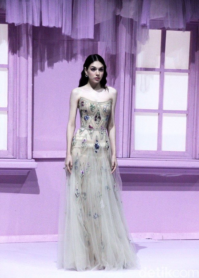 Peragaan The Seed di Hotel Mulia. Jakarta. Selasa [18/7/2023] menjadi kilas balik karier desainer Hian Tjen. Gaun tulle mendominasi koleksi yang terdiri dari puluhan set busana couture itu.Foto: Mohammad Abduh/detikcom.