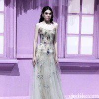 Peragaan The Seed di Hotel Mulia. Jakarta. Selasa [18/7/2023] menjadi kilas balik karier desainer Hian Tjen. Gaun tulle mendominasi koleksi yang terdiri dari puluhan set busana couture itu.Foto: Mohammad Abduh/detikcom.