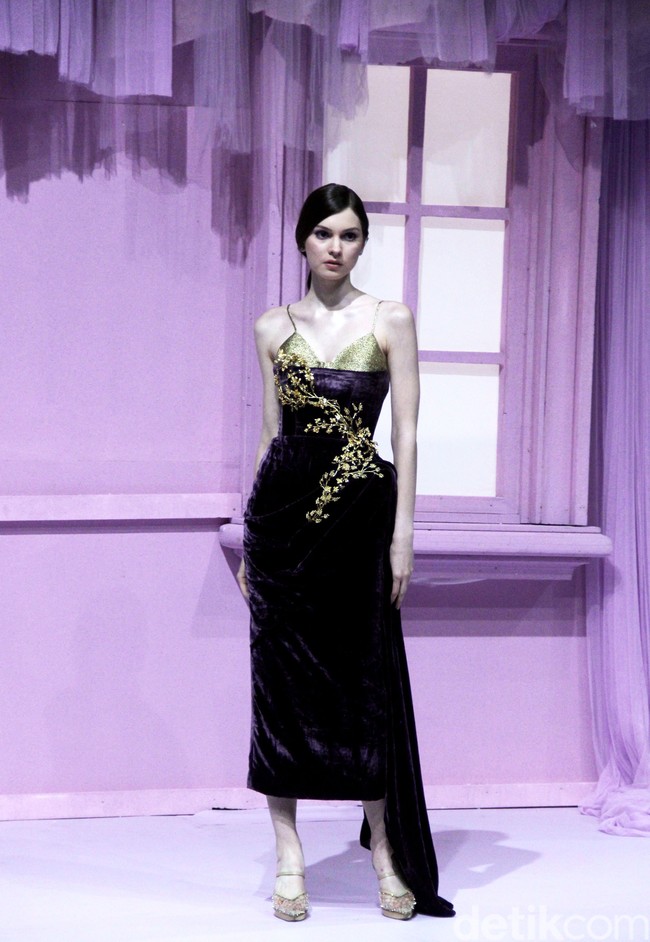 Peragaan The Seed di Hotel Mulia. Jakarta. Selasa [18/7/2023] menjadi kilas balik karier desainer Hian Tjen. Gaun tulle mendominasi koleksi yang terdiri dari puluhan set busana couture itu.Foto: Mohammad Abduh/detikcom.