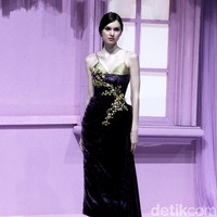 Peragaan The Seed di Hotel Mulia. Jakarta. Selasa [18/7/2023] menjadi kilas balik karier desainer Hian Tjen. Gaun tulle mendominasi koleksi yang terdiri dari puluhan set busana couture itu.Foto: Mohammad Abduh/detikcom.