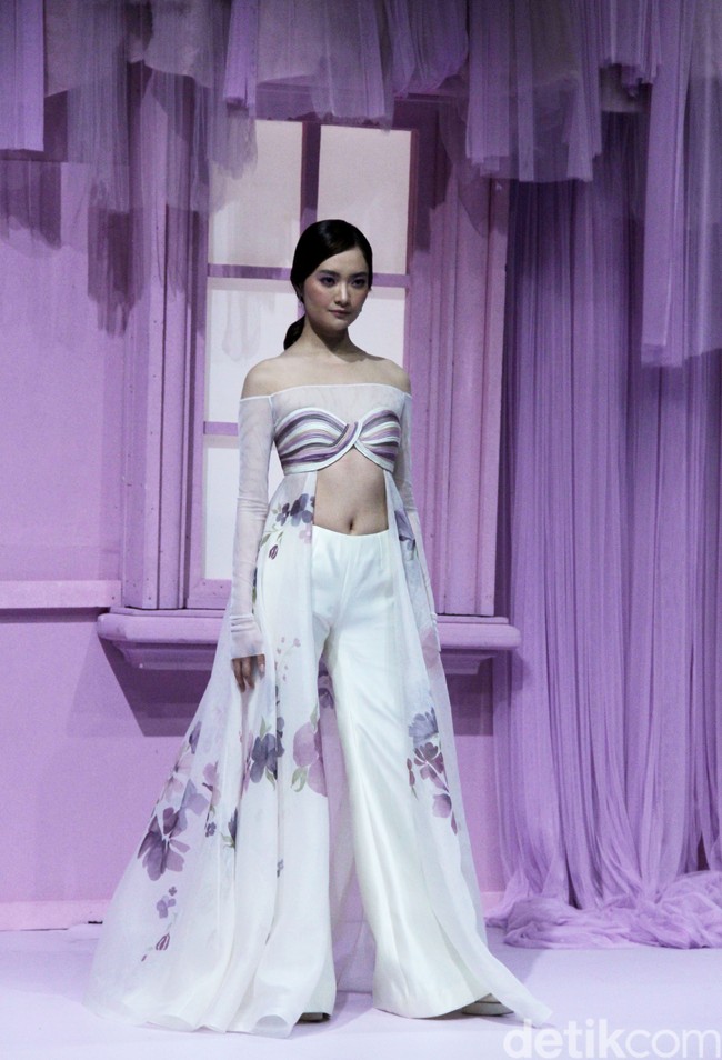 Peragaan The Seed di Hotel Mulia. Jakarta. Selasa [18/7/2023] menjadi kilas balik karier desainer Hian Tjen. Gaun tulle mendominasi koleksi yang terdiri dari puluhan set busana couture itu.Foto: Mohammad Abduh/detikcom.