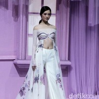 Peragaan The Seed di Hotel Mulia. Jakarta. Selasa [18/7/2023] menjadi kilas balik karier desainer Hian Tjen. Gaun tulle mendominasi koleksi yang terdiri dari puluhan set busana couture itu.Foto: Mohammad Abduh/detikcom.