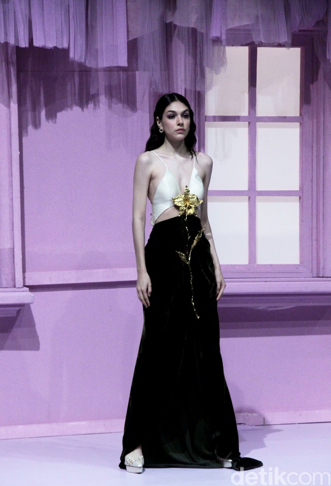 Peragaan The Seed di Hotel Mulia. Jakarta. Selasa [18/7/2023] menjadi kilas balik karier desainer Hian Tjen. Gaun tulle mendominasi koleksi yang terdiri dari puluhan set busana couture itu.Foto: Mohammad Abduh/detikcom.