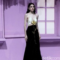 Peragaan The Seed di Hotel Mulia. Jakarta. Selasa [18/7/2023] menjadi kilas balik karier desainer Hian Tjen. Gaun tulle mendominasi koleksi yang terdiri dari puluhan set busana couture itu.Foto: Mohammad Abduh/detikcom.