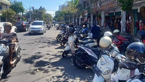 Kondisi parkir kendaraan pengunjung pasar di depan Pasar Umum Negara, Kecamatan Jembrana, Kabupaten Jembrana, Sabtu (22/7/2023). (I Putu Adi Budiastrawan/detikBali)