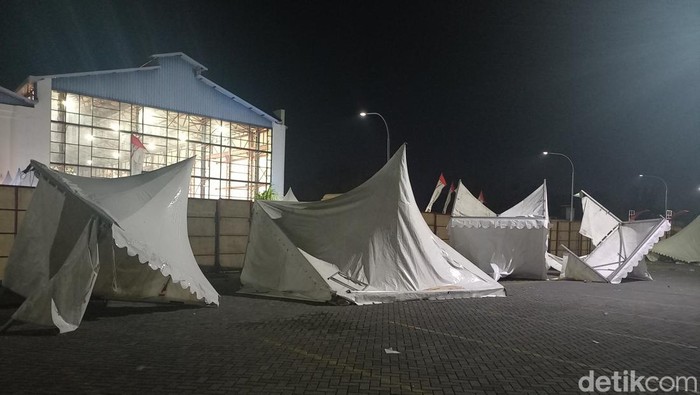 Konser musik di De Tjolomadu, Colomadu, Karanganyar berujung ricuh, Sabtu (22/7/2023). Acara batal gegara EO tak bayar vendor.