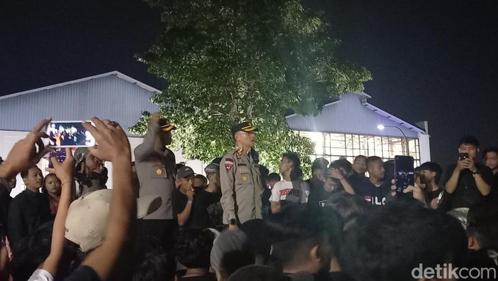 Konser musik rock yang sedianya menampilkan sejumlah band di antaranya Superman Is Dead (SID) dan Koil di de Tjolomadu, Colomadu, Karanganyar, berujung ricuh, Sabtu (22/7/2023).
