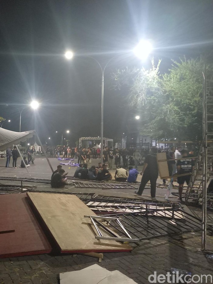 Konser musik rock yang sedianya menampilkan sejumlah band di antaranya Superman Is Dead (SID) dan Koil di de Tjolomadu, Colomadu, Karanganyar, berujung ricuh, Sabtu (22/7/2023).