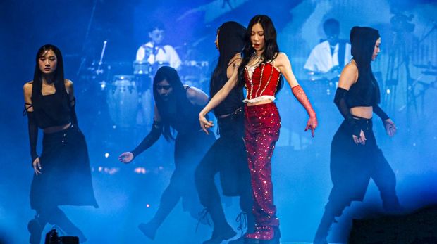 Penyanyi asal Korea Selatan Taeyeon (tengah) tampil di ICE BSD, Kabupaten Tangerang, Banten, Sabtu (22/7/2023). Konser yang dipromotori oleh Dyandra Global itu bertajuk The ODD of Love, Taeyeon membawakan sejumlah lagu diantaranya INVU, Some Nights dan Set Myself On Fire. ANTARA FOTO/Fauzan/Spt.