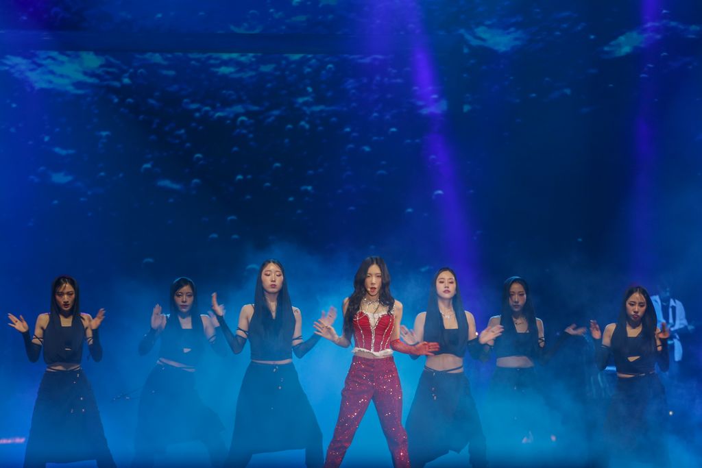 Penyanyi asal Korea Selatan Taeyeon (tengah) tampil di ICE BSD, Kabupaten Tangerang, Banten, Sabtu (22/7/2023). Konser yang dipromotori oleh Dyandra Global itu bertajuk The ODD of Love, Taeyeon membawakan sejumlah lagu diantaranya INVU, Some Nights dan Set Myself On Fire. ANTARA FOTO/Fauzan/Spt.