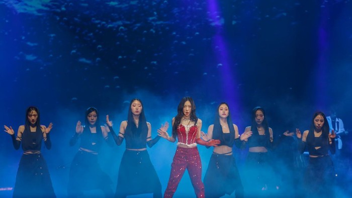 Konser Taeyeon di Tangerang Penyanyi asal Korea Selatan Taeyeon (tengah) tampil di ICE BSD, Kabupaten Tangerang, Banten, Sabtu (22/7/2023). Konser yang dipromotori oleh Dyandra Global itu bertajuk The ODD of Love, Taeyeon membawakan sejumlah lagu diantaranya INVU, Some Nights dan Set Myself On Fire. ANTARA FOTO/Fauzan/Spt.