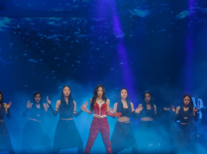 Penyanyi asal Korea Selatan Taeyeon (tengah) tampil di ICE BSD, Kabupaten Tangerang, Banten, Sabtu (22/7/2023). Konser yang dipromotori oleh Dyandra Global itu bertajuk The ODD of Love, Taeyeon membawakan sejumlah lagu diantaranya INVU, Some Nights dan Set Myself On Fire. ANTARA FOTO/Fauzan/Spt.