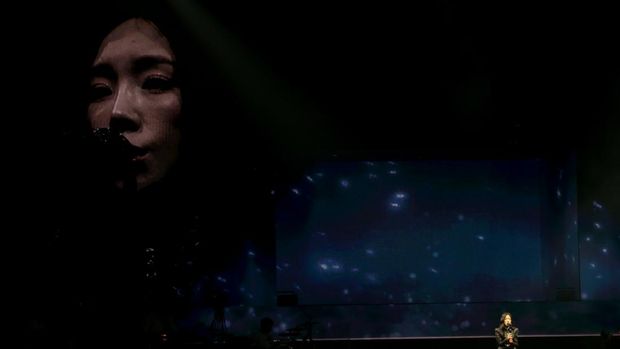 Penyanyi asal Korea Selatan Taeyeon (tengah) tampil di ICE BSD, Kabupaten Tangerang, Banten, Sabtu (22/7/2023). Konser yang dipromotori oleh Dyandra Global itu bertajuk The ODD of Love, Taeyeon membawakan sejumlah lagu diantaranya INVU, Some Nights dan Set Myself On Fire. ANTARA FOTO/Fauzan/Spt.