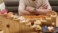 Penggemar berat sushi, Mario pesan banyak sushi hingga gyoza di salah satu restoran sushi ternama di Jakarta. Foto: Instagram @linateguh