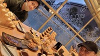 Momen Mario makan sushi dengan keluarganya, selalu jadi acara keluarga yang tak terlupakan. Karena Mario memang suka sushi. Foto: Instagram @linateguh