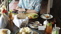Saat liburan ke Bali bersama sang istri, ada menu soto sampai telur mata sapi dan jus buah saat mereka sarapan. Foto: Instagram @linateguh