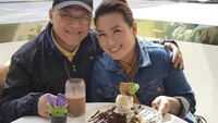  Liburan ke luar negeri, dirinya pamer makan pancake dengan es krim dan es cokelat bersama sang istri.  Foto: Instagram @linateguh