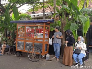 Gurih Renyah Kuotie Viral di Bandung yang Laku 1000 Buah Per Hari