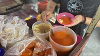 Tak menggunakan cocolan saus saja rasanya sudah terasa gurih, tapi semakin nikmat ketika dicocolkan ke racikan saus itu. Rasa sausnya tak hanya pedas, tapi ada aroma bawang putih yang kuat. Foto: detikFood/Yenny Mustika Sari