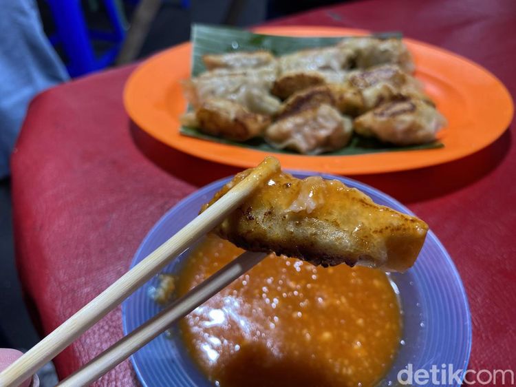 Gurih Nikmat Kuotie Ayam yang Ludes 1.000 Buah Per Hari di Sunter