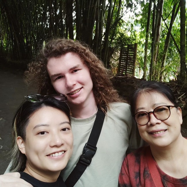 Di unggahan lain, Charles membagikan beberapa foto bersama orang tua Leony. Bahkan, tampaknya mereka sering menghabiskan waktu bersama. (Foto: Instagram@charles.n.g.s)