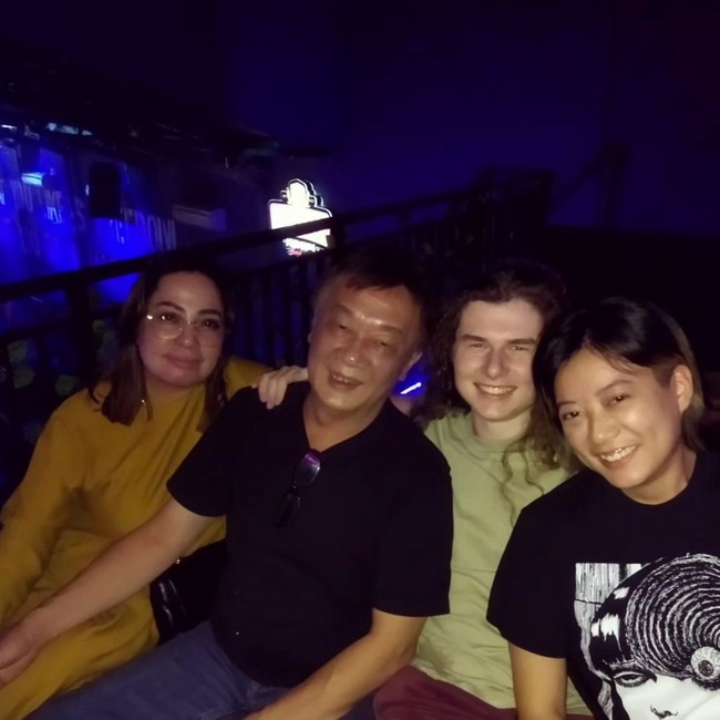 Tentunya, orangtua Leony juga merestui percintaan Leony dan Charles. Terbukti, sebuah unggahan memperlihatkan Charles menghabiskan waktu bersama keluarga perempuan 35 tahun itu. (Foto: Instagram@charles.n.g.s)