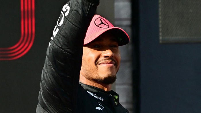 Formula One F1 - Hungarian Grand Prix - Hungaroring, Budapest, Hungary - July 22, 2023 Mercedes Lewis Hamilton waves to fans after finishing in pole position in qualifying REUTERS/Marton Monus