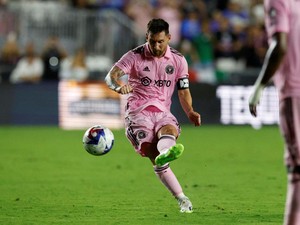 Mata Berkaca-kaca David Beckham Lihat Gol Free Kick Messi