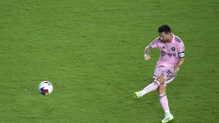 Jul 21, 2023; Fort Lauderdale, FL, USA; Inter Miami CF forward Lionel Messi (10) scores a goal against Cruz Azul during the second half at DRV PNK Stadium. Mandatory Credit: John David Mercer-USA TODAY Sports