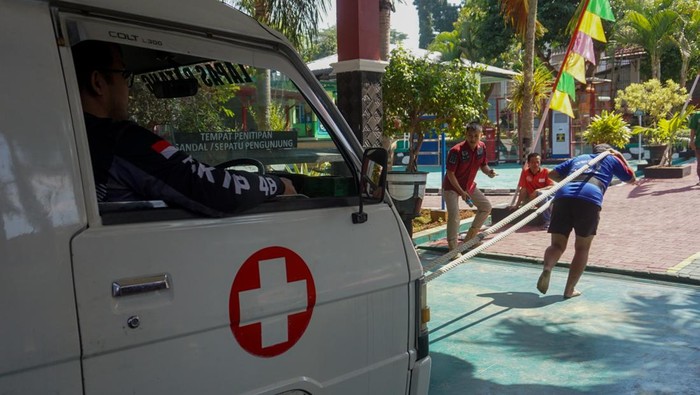 Lomba tarik mobil ambulans Seorang warga binaan menarik mobil ambulance menggunakan tali tambang saat mengikuti perlombaan di Lapas Kelas IIB, Kabupaten Batang, Jawa Tengah, Sabtu, (22/7/2023). Selain dalam rangka rangkaian peringatan Hari Kemenkumham ke-78, lomba tarik mobil ambulance seberat 2,3 ton dan lintasan sepanjang 20 meter itu diikuti oleh 16 warga binaan pemasyarakatan untuk menjaga kebugaran agar tetap sehat secara jasmani. ANTARA FOTO/Harviyan Perdana Putra/hp.