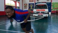Lomba tarik mobil ambulans seberat 2,3 ton dan lintasan sepanjang 20 meter itu diikuti oleh 16 warga binaan pemasyarakatan untuk menjaga kebugaran agar tetap sehat secara jasmani. 