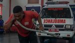 Momen Para Napi Lomba Tarik Ambulans