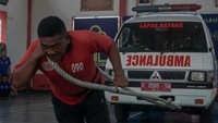 Seorang warga binaan menarik mobil ambulans menggunakan tambang saat mengikuti perlombaan di Lapas Kelas IIB, Kabupaten Batang, Jawa Tengah, Sabtu (22/7/2023). 