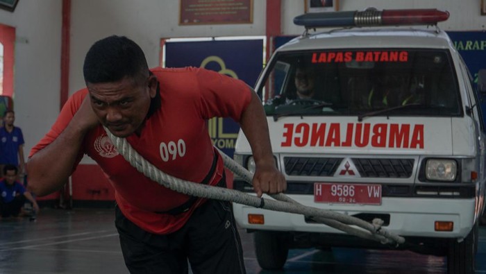 Lomba tarik mobil ambulans Seorang warga binaan menarik mobil ambulance menggunakan tali tambang saat mengikuti perlombaan di Lapas Kelas IIB, Kabupaten Batang, Jawa Tengah, Sabtu, (22/7/2023). Selain dalam rangka rangkaian peringatan Hari Kemenkumham ke-78, lomba tarik mobil ambulance seberat 2,3 ton dan lintasan sepanjang 20 meter itu diikuti oleh 16 warga binaan pemasyarakatan untuk menjaga kebugaran agar tetap sehat secara jasmani. ANTARA FOTO/Harviyan Perdana Putra/hp.