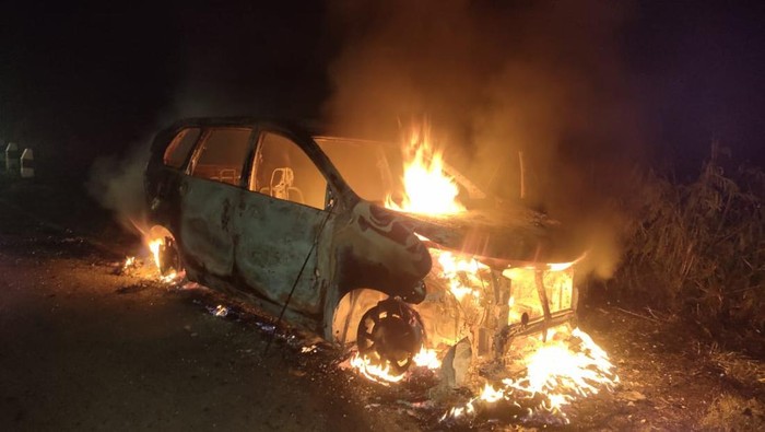 Tiga pria di Kota Jayapura, Papua diamankan usai merusak dan membakar mobil anggota polisi bernama Bripka Nikson Tarage.