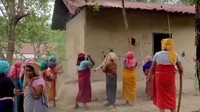 Mereka melemparkan tumpukan jerami ke rumah salah satu pria diduga pelaku di Imphal dan membakarnya. Saat api berkobar, para wanita -- anggota komunitas Meitei, seperti tersangka -- merobohkan dinding dan atap rumah dengan tongkat. 