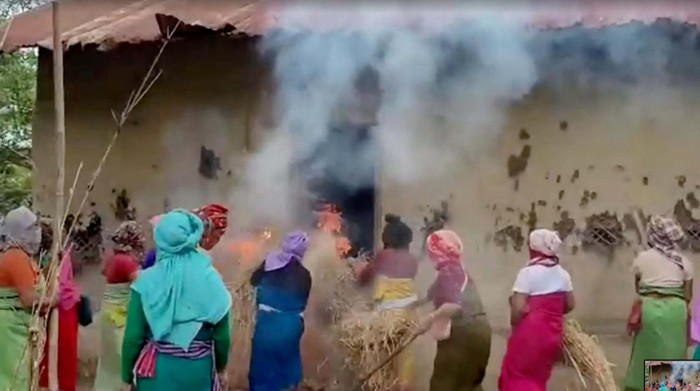 Massa Bakar Rumah Pria yang Perkosa dan Arak Bugil 2 Wanita di India Women hit on walls of house of the accused in viral Manipur video case, in Pechi Awang Leikai, Manipur, India, July 20, 2023, in this screengrab obtained from a Handout video. ANI/via REUTERS
INDIA OUT. NO COMMERCIAL OR EDITORIAL SALES IN INDIA. THIS IMAGE HAS BEEN SUPPLIED BY A THIRD PARTY.