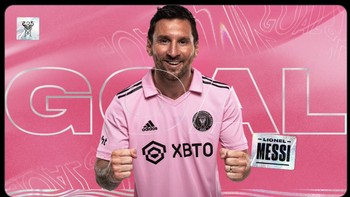 Tampil sebagai pemain pengganti, tak menyurutkan peran Lionel Messi di lapangan. Di menit akhir, ia berhasil cetak gol spektakuler dari tendangan bebas. Foto: Twitter