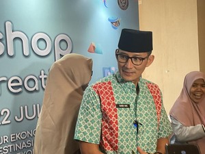 Kelakar Sandiaga Pakai Batik Warna Hijau dan Merah: Tinggal Dicoblos Saja