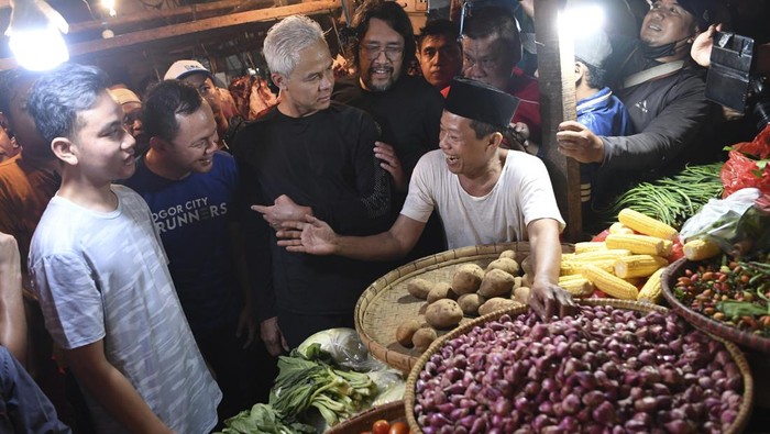 Momen Ganjar Bareng Gibran & Walkot Bogor Blusukan ke Pasar Citeureup Bakal calon presiden (Bacapres) dari PDI Perjuangan Ganjar Pranowo (tengah kiri) didampingi Wali Kota Bogor, Bima Aya (tengah kanan) berlari saat melakukan safari politik di Citeureup, Kabupaten Bogor, Jawa Barat, Sabtu (22/7/2023). Dalam kesempatan tersebut Ganjar Pranowo berlari bersama warga dan relawan hingga blusukan ke pasar untuk mengetahui harga bahan pokok dan bertemu dengan sejumlah Gen Z. ANTARA FOTO/M Risyal Hidayat/hp.