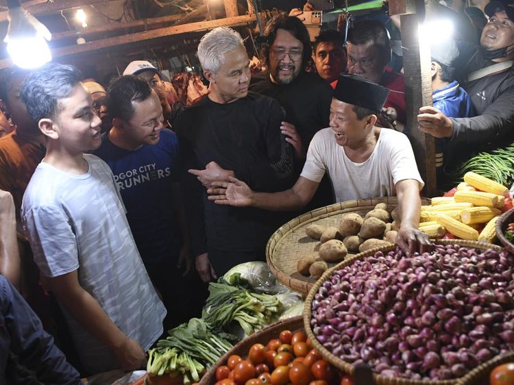 Momen Ganjar Bareng Gibran & Walkot Bogor Blusukan ke Pasar Citeureup