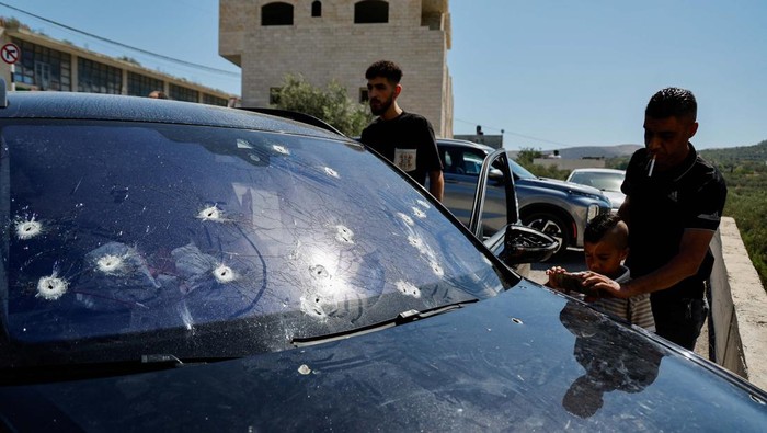 Momen Pemakaman Remaja Palestina yang Ditembak Israel A man reacts as mourners carry the body of a Palestinian who was killed during clashes with the Israeli army in Nablus, in the Israeli-occupied West Bank, July 20,2023. REUTERS/Mohamad Torokman